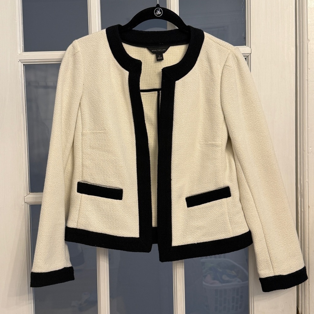 ANN TAYLOR Women's Ivory & Navy Trim Tweed Jacket Size XS